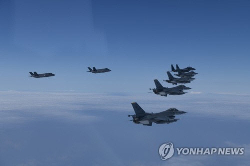 한한미 동맹이 북한의 지속적인 탄도미사일 도발에 대응하여 전일 한미 연합 지대지미사일 사격에 이어 7일 공중무력시위 비행을 시행하였다고 밝혔다. 사진은 한미 연합 공중무력시위비행 모습. [합동참모본부 제공=연합뉴스]